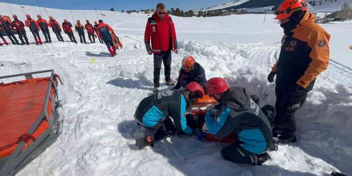 Kars’ta Çığ Tatbikatı Gerçeğini Aratmadı