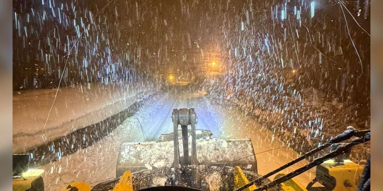 Hakkari’de karla mücadele gece boyu sürüyor