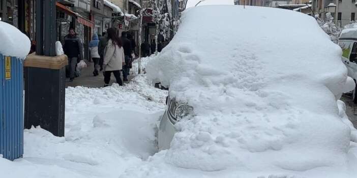 Yüksekova'da araçlar kara gömüldü