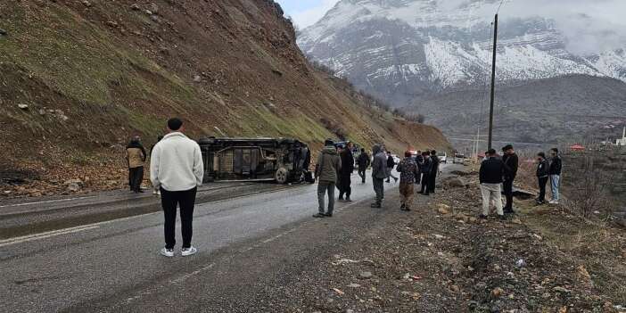 Çukurca karayolunda kaza 2 yaralı