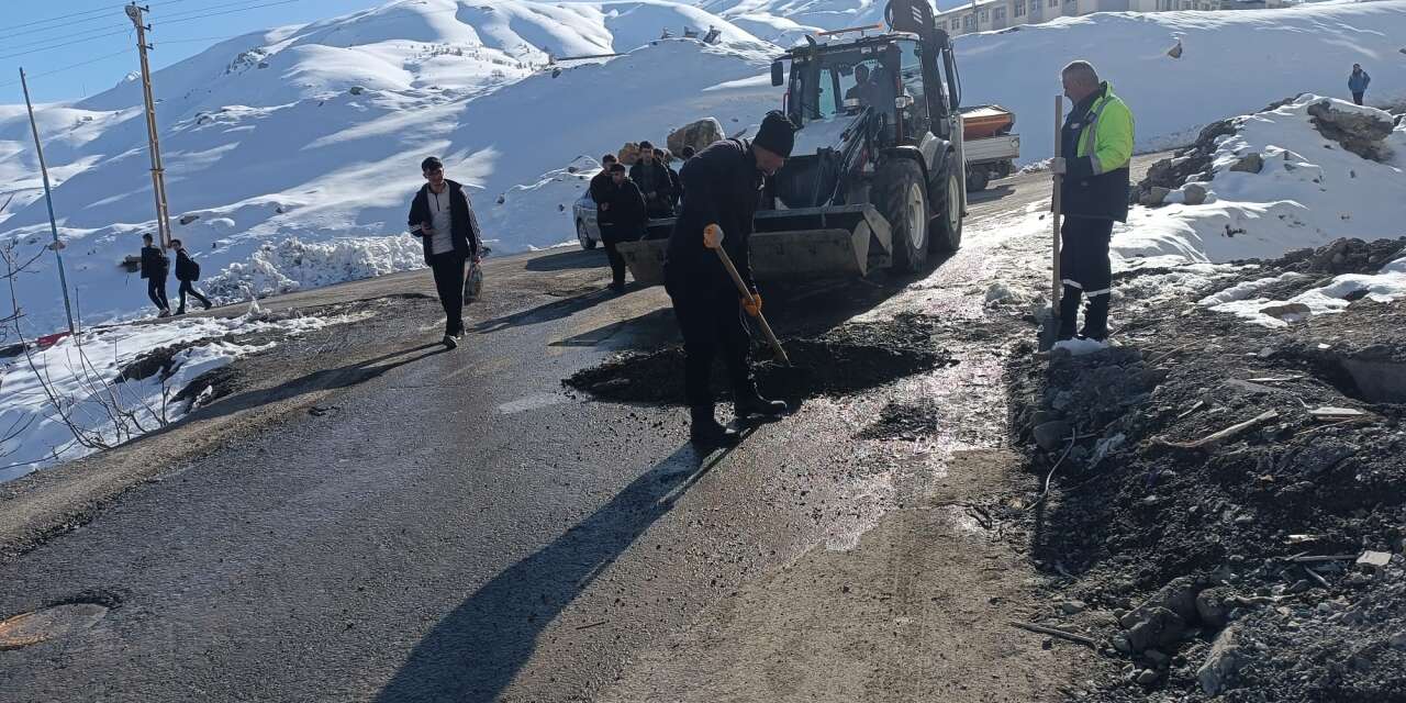 Hakkari’de yol onarım çalışmaları sürüyor