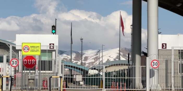 Esendere sınır kapısında siyah bayrak asıldı