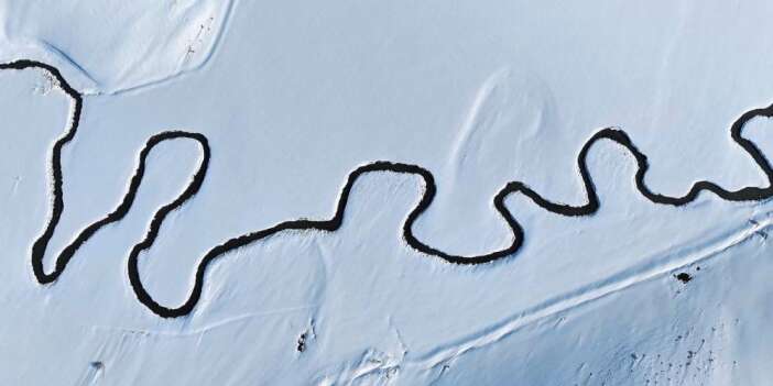 Yüksekova Ovasında kıvrılarak uzanan menderesler