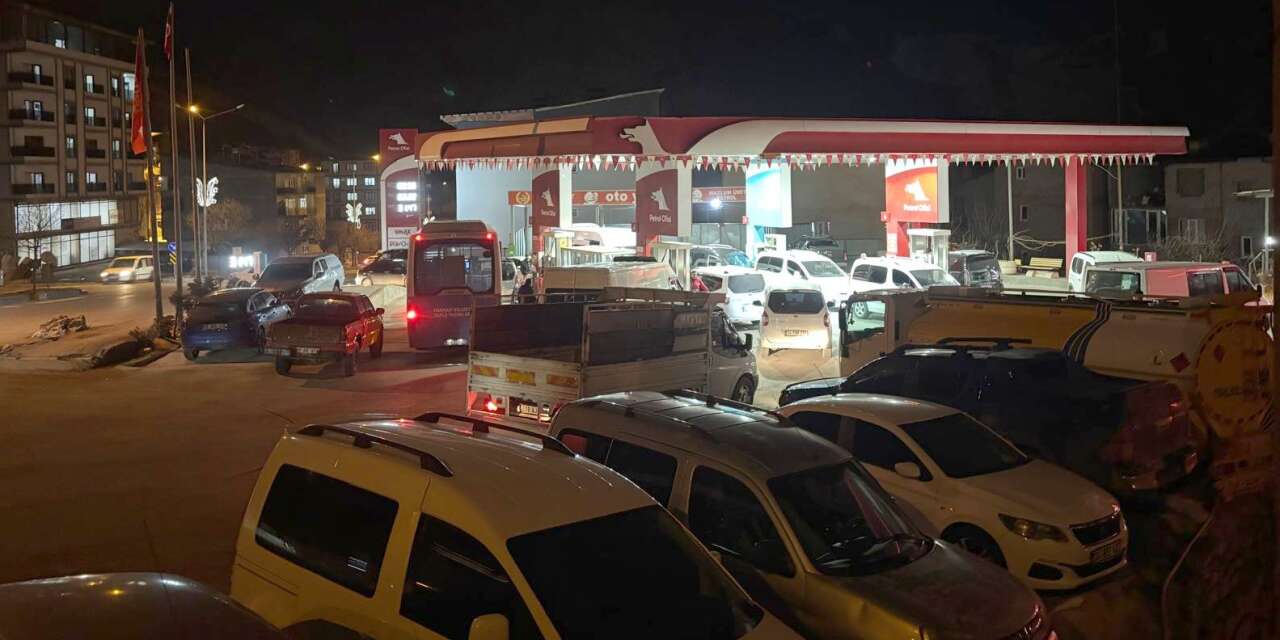 Hakkari’de akaryakıt kuyruğu: Zam beklentisi istasyonları doldurdu