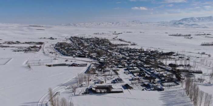 Yerleşim yerleri beyaz gelinliğini giydi