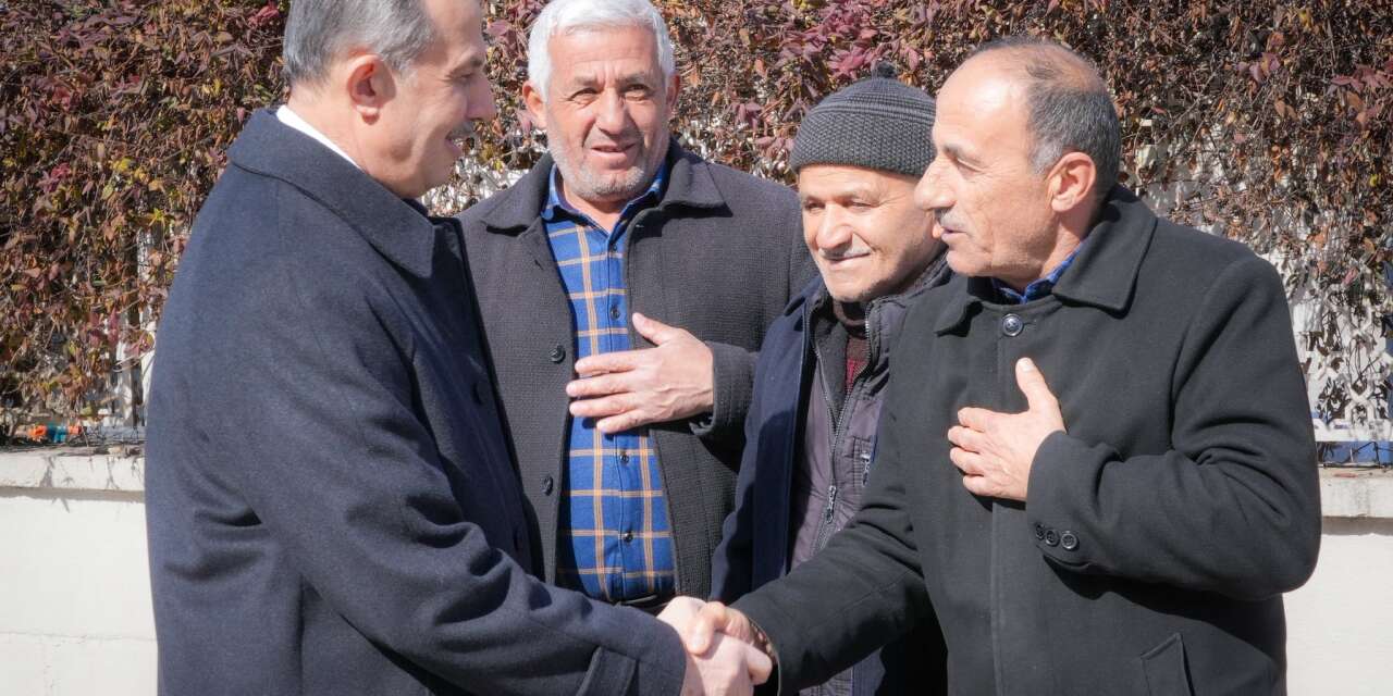 Hakkari Valisi Taşyapan vatandaşlarla el ele