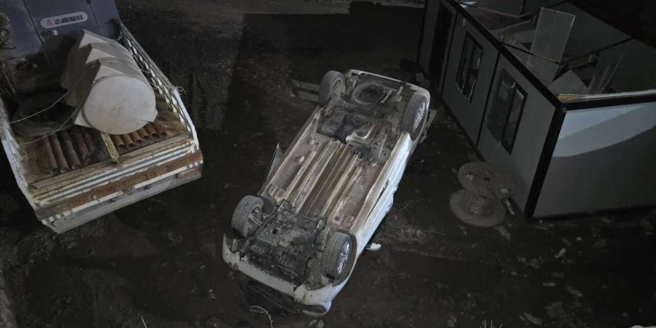 Trafik Kazası: Kamyonet Uçurumdan Yuvarlandı