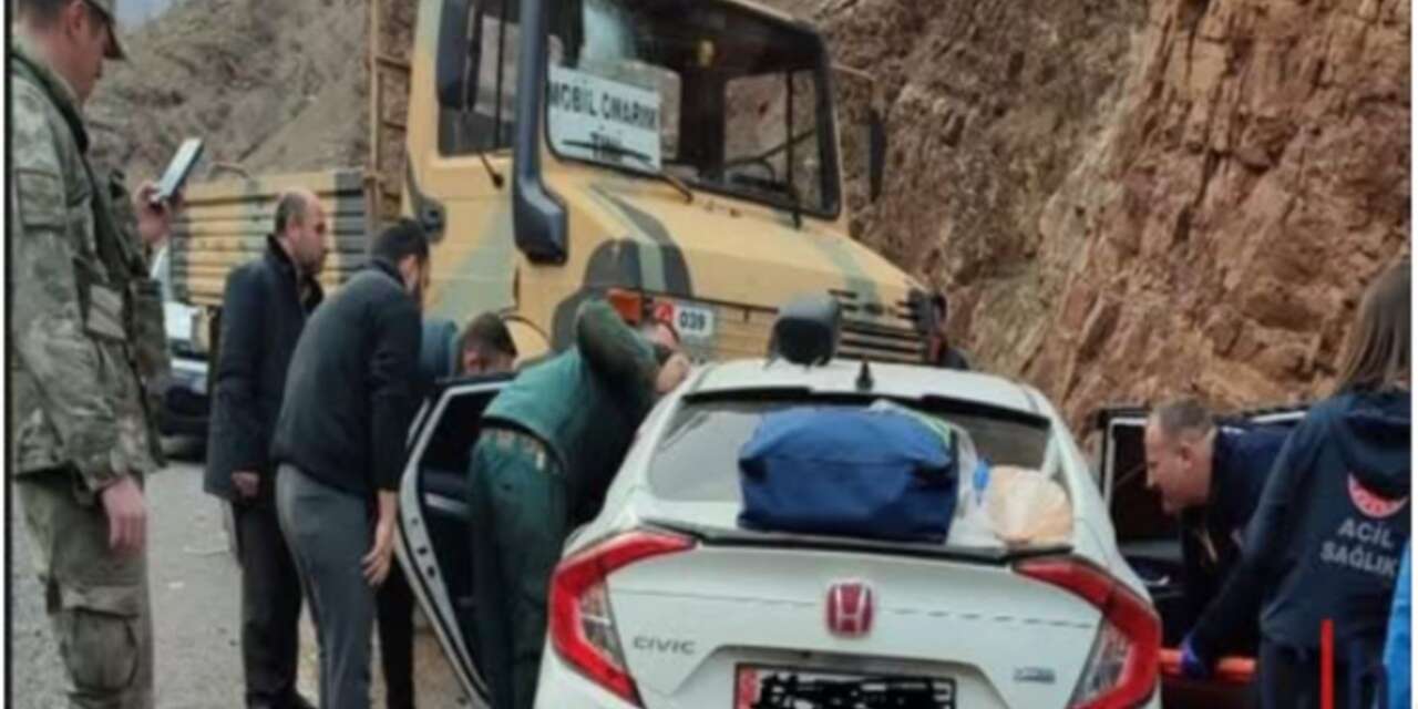 Askeri araç ve sivil otomobil çarpıştı