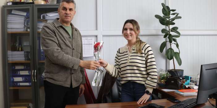 8 Mart’ta kadın çalışanlara karanfil Jestı