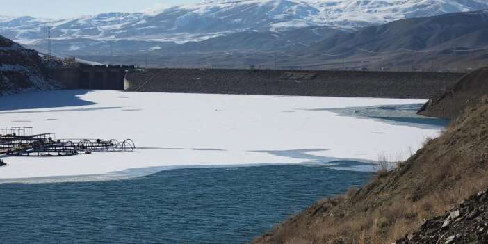 Zernek Barajı'nın buzları çözülmeye başladı
