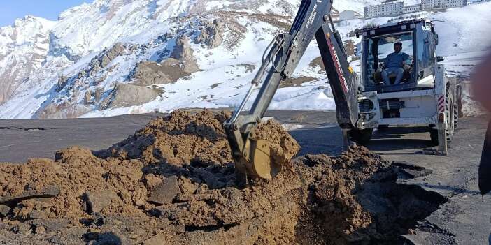Hakkari’de çöken yola Belediye müdahalesi