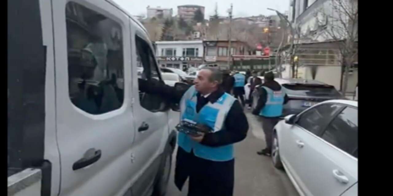 AK Parti iftara 5 kala ikramlarda bulundu