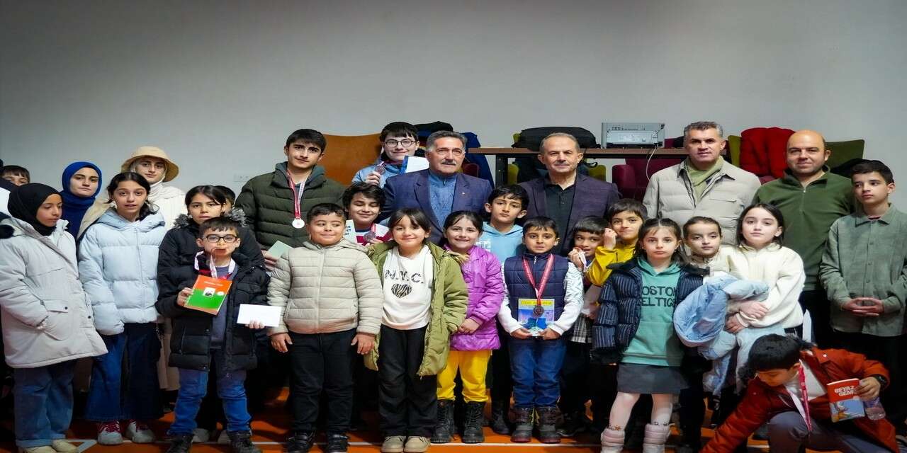 Vali Taşyapan, Satranç Turnuvası Birincilerini Ödüllendirdi