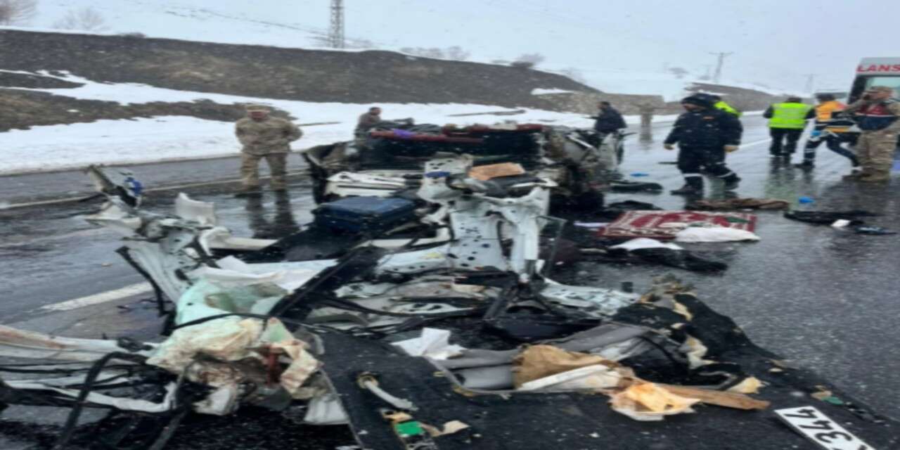 Tatvan’da Trafik Kazası: 2 ölü, 5 yaralı