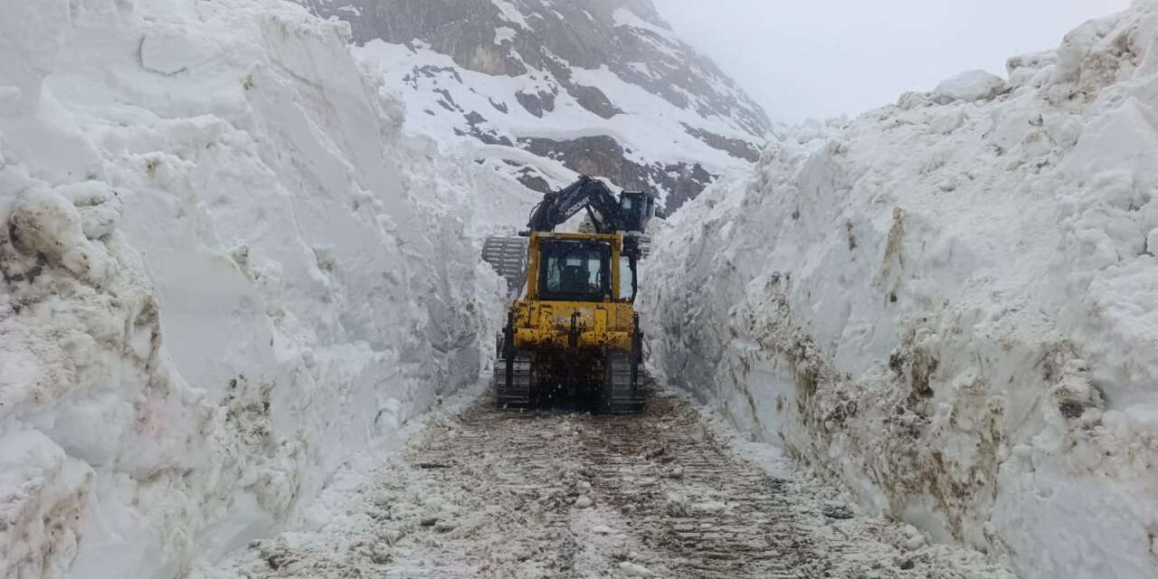 Hakkari’de 56 yerleşim yeri ulaşıma kapandı