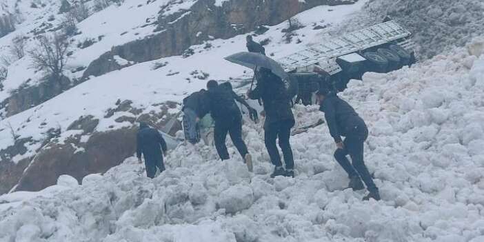Hakkari'de 1 tır çığ altında kaldı