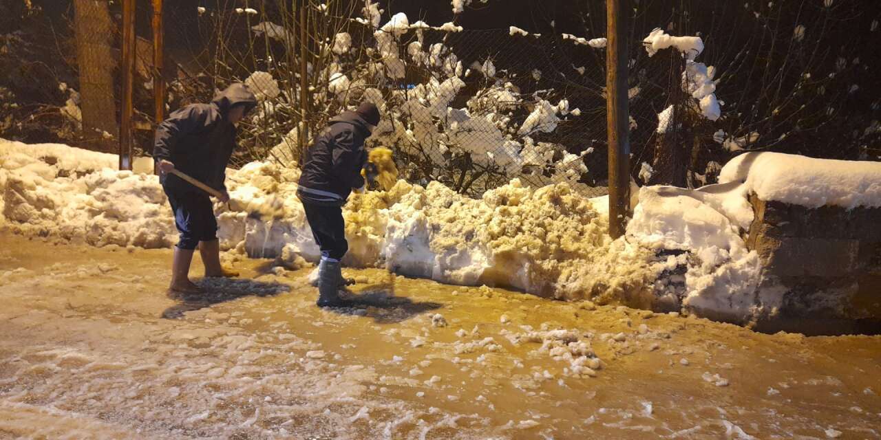 Hakkari Belediyesi ekipleri gece mesaisinde