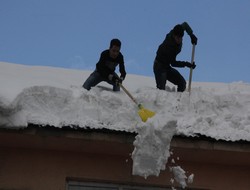 Kar işsizlere ekmek kapısı oldu