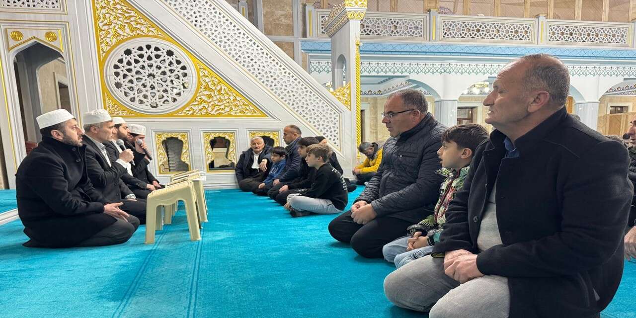 Hakkari'de Kadir Gecesi dualarla idrak edildi