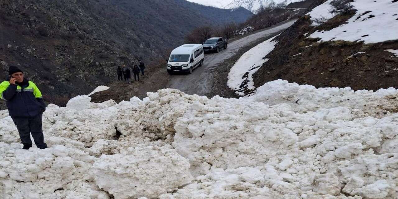 8 mezranın yoluna çığ düştü