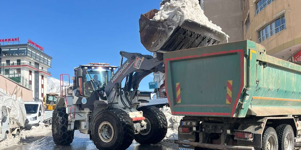 Hakkari'de kar yığınları şehir dışına çıkartılıyor