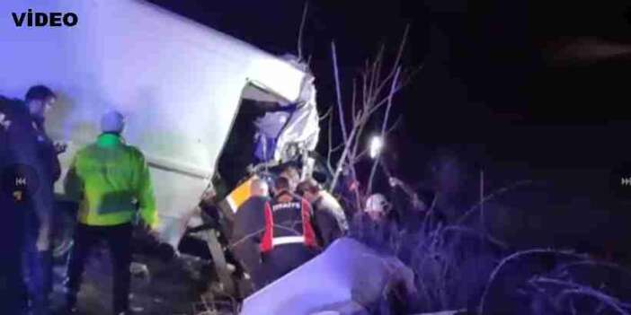 Kamyonet Tıra Çarptı: Ölü ve Yaralılar Var