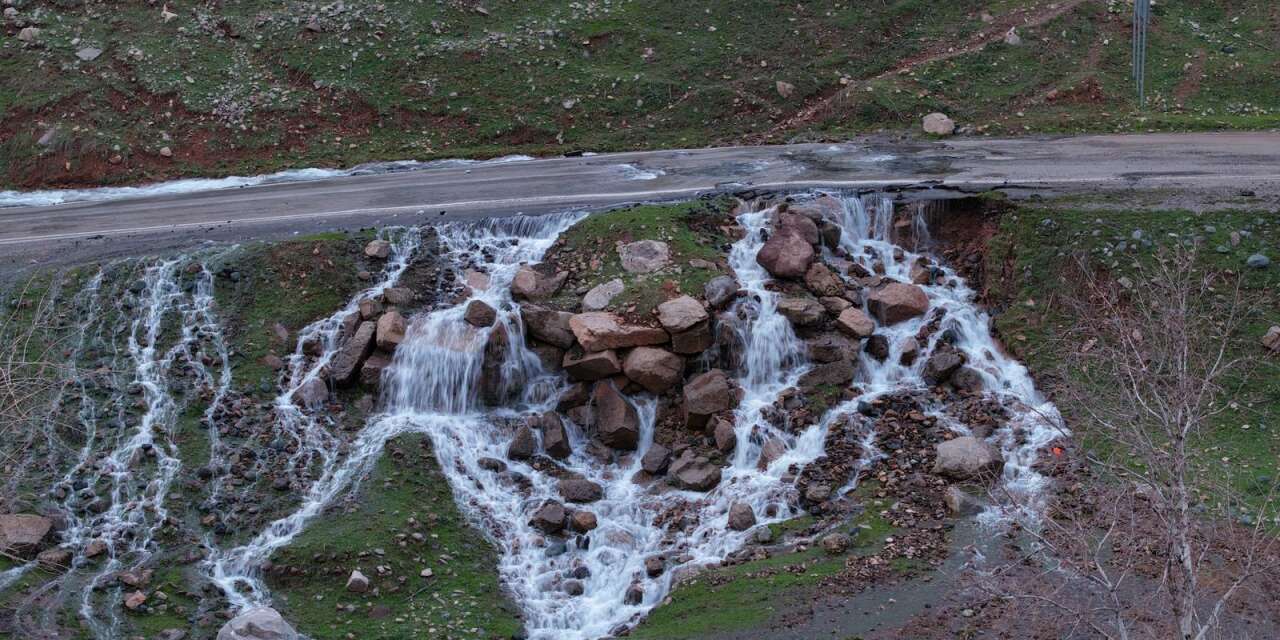 Asfaltın ortasından su pınarı fışkırdı