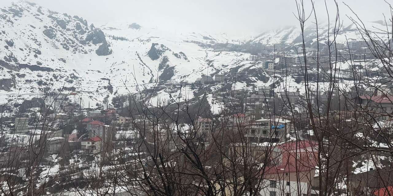 Hakkari’de karla karışık yağmur etkisini sürdürüyor