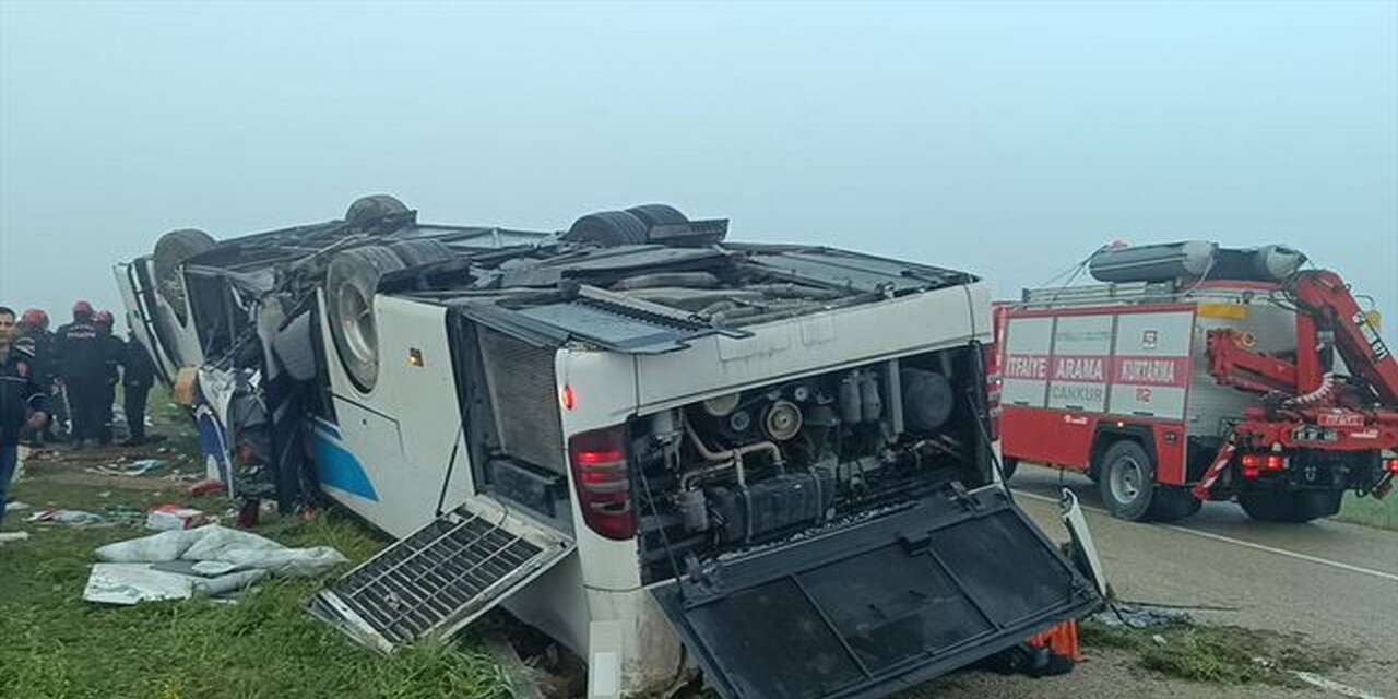 Yolcu otobüsü devrildi: Ölü ve yaralılar var