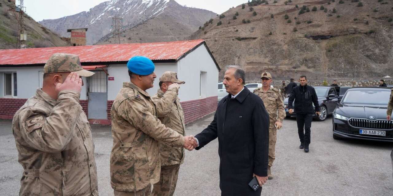 Hakkari Valisi’nden Zap’taki Jandarmaya moral ziyareti