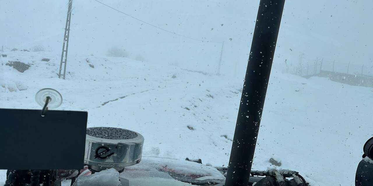 Hakkari'de kar yağışı etkisini arttırdı