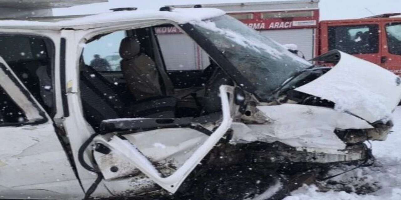 Yüksekova-Hakkari karayolunda kaza: 1 ölü, 8 yaralı