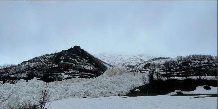 Hakkari’de çığ: Yol kapandı, 4 ev tahliye edildi