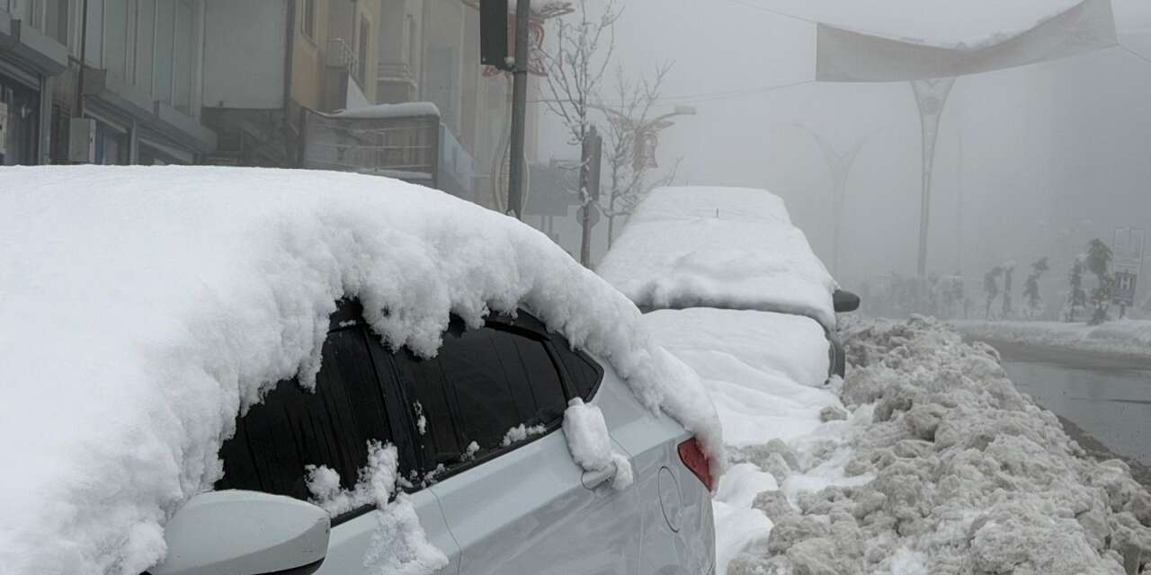 Hakkari’de kar yerini yoğun sise bıraktı