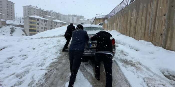 Yolda mahsur kalan araçlar itilerek kurtarıldı