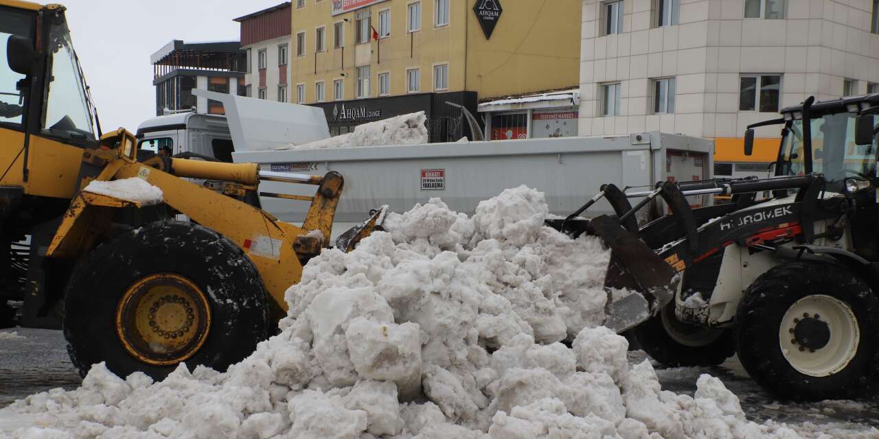 Hakkari kar yığınları şehir dışına çıkartılıyor