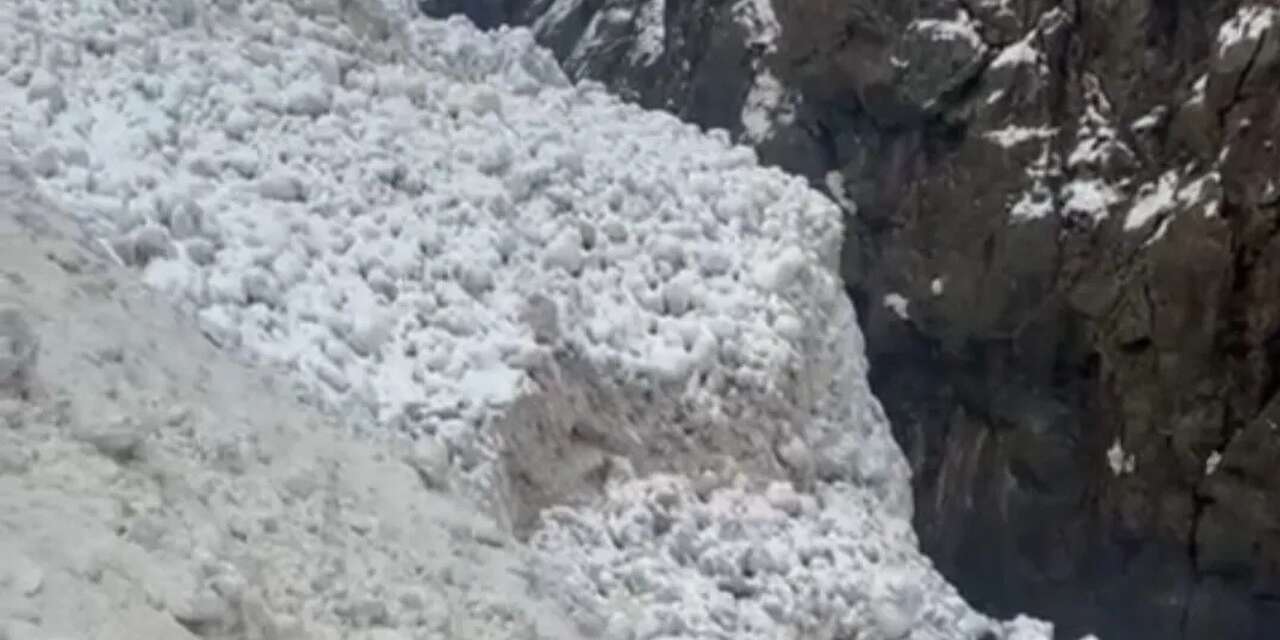 Dağlıca kara yoluna çığ düştü