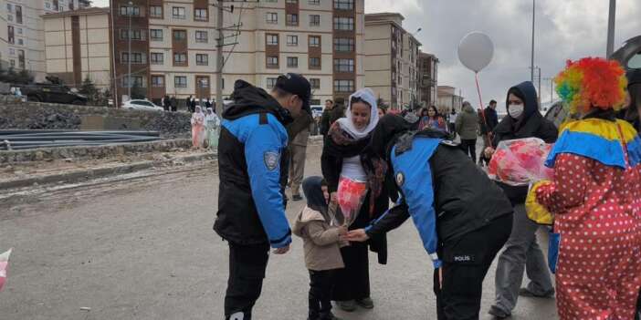 Polis Nevruz'da çocuklara jest yaptı