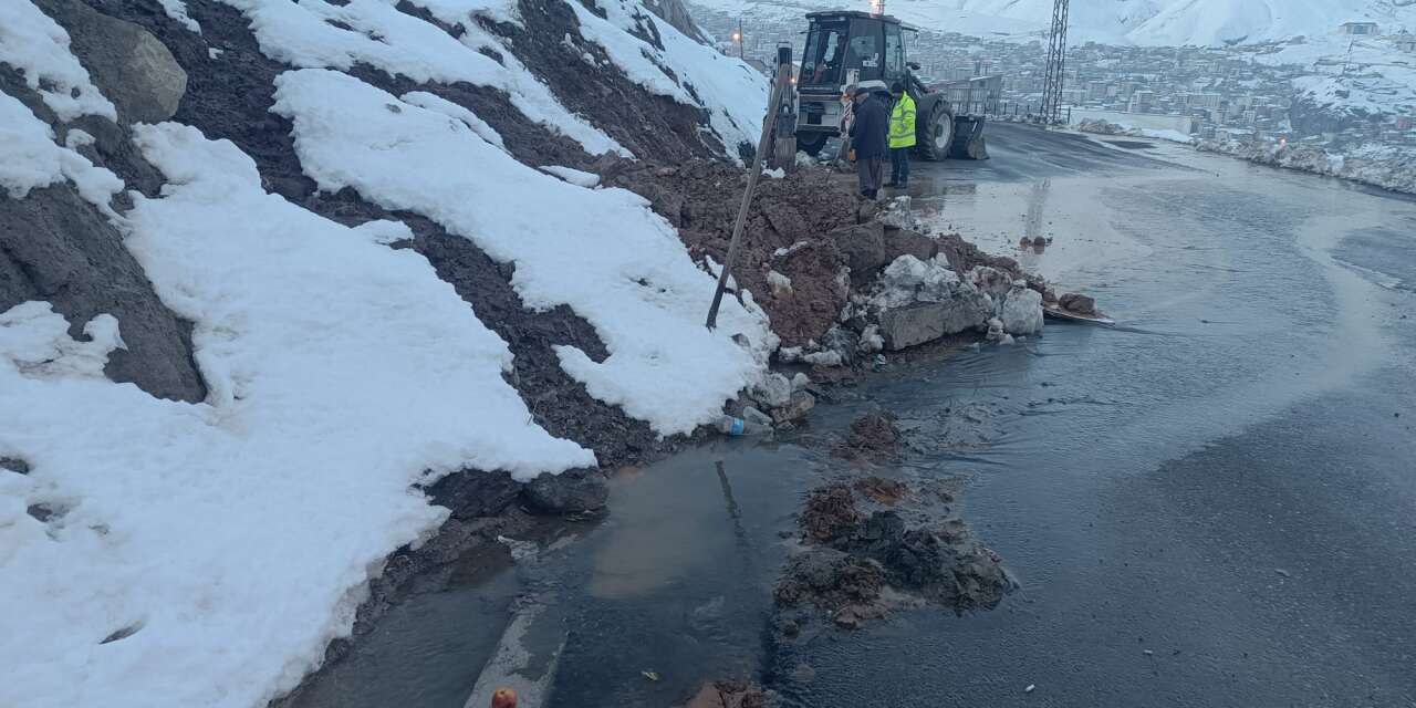 Hakkari’de kar suları ile mücadele sürüyor