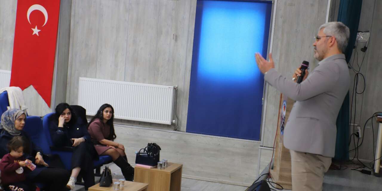 Hakkari'de " Gelecekten Geleceğe Aile" konulu söyleşi düzenlendi