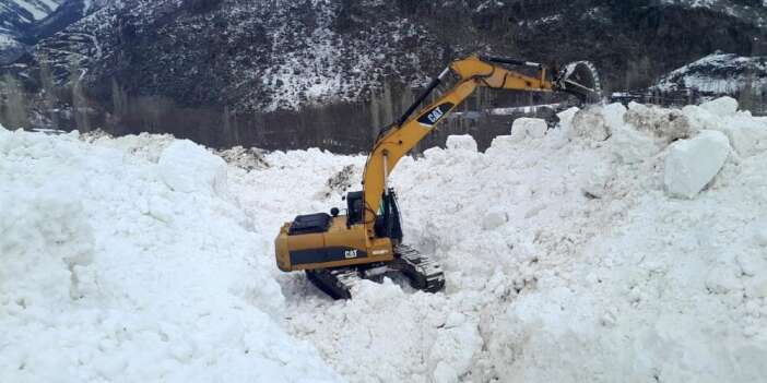 Köy yolu kar tünelleriyle açılıyor