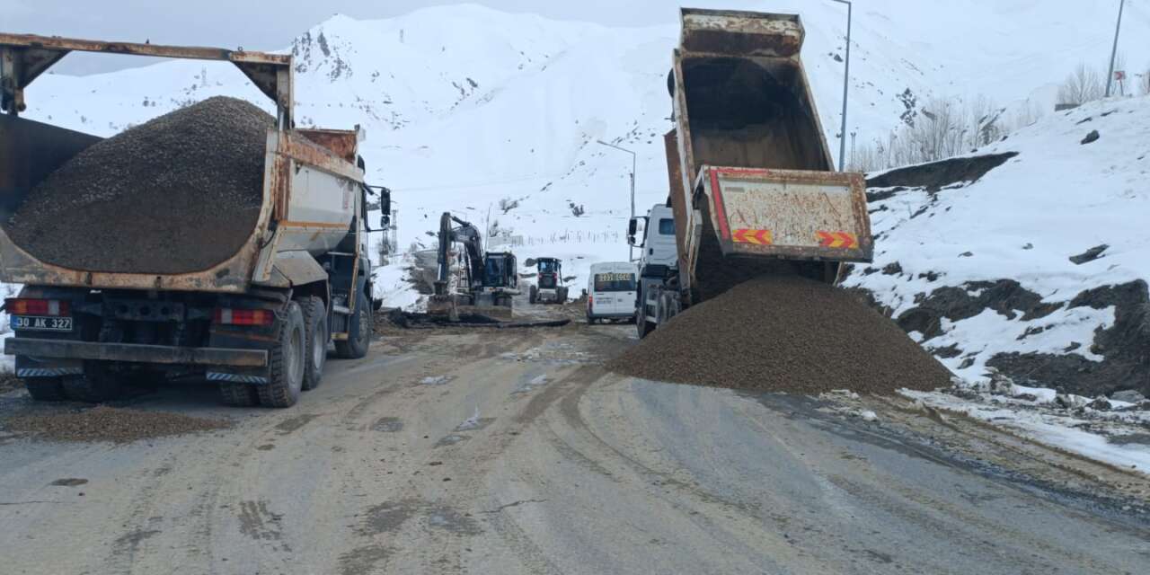 Hakkari’de Otluca köyü yolu onarıldı