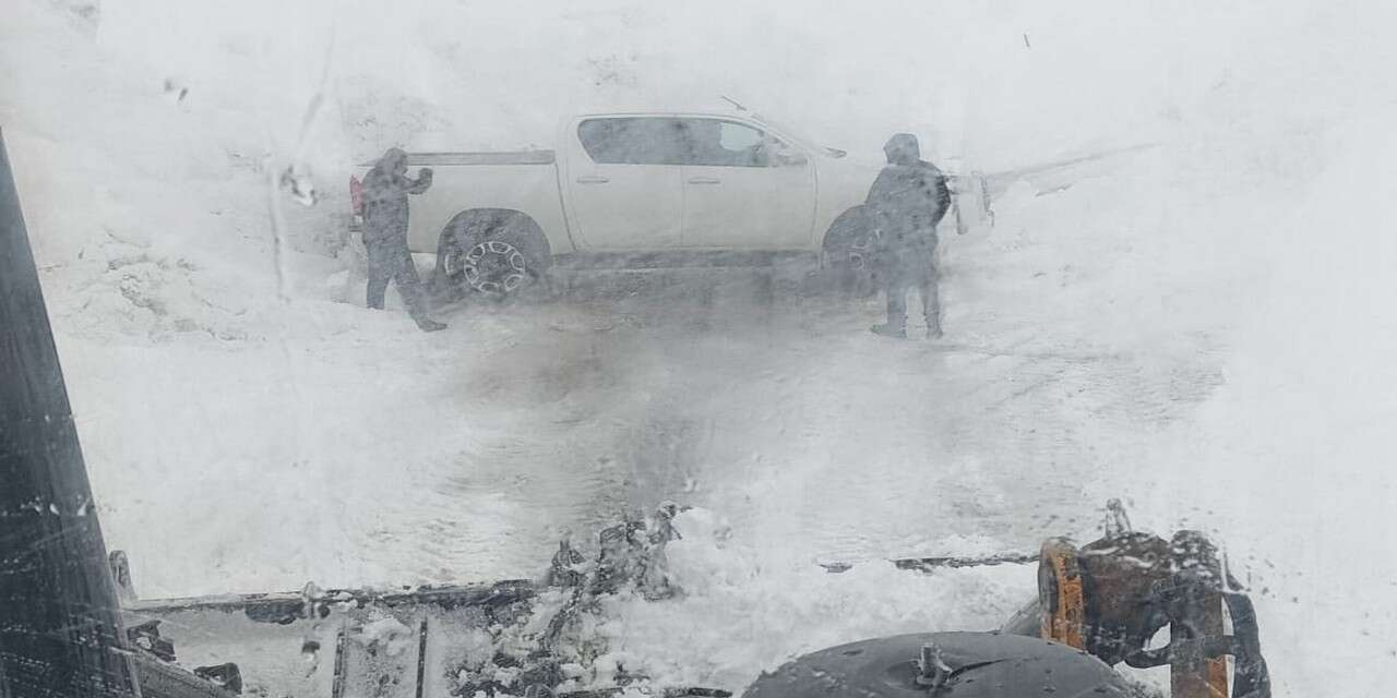 Durankaya zirvesinde mahsur kalanlar kurtarıldı