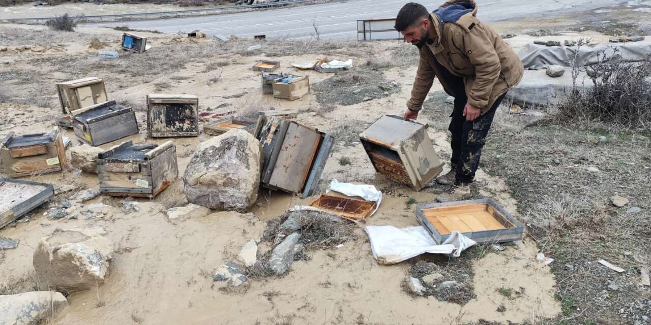 Hakkari Akçalı'da 150 arılı kovan sularına kapıldı