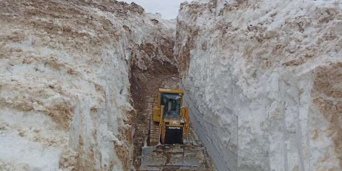 Hakkari'de 8 metre kar tünelleri açıldı