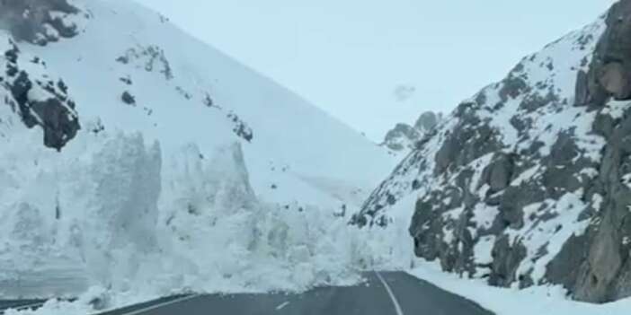 Hakkari-Van karayoluna çığ düştü