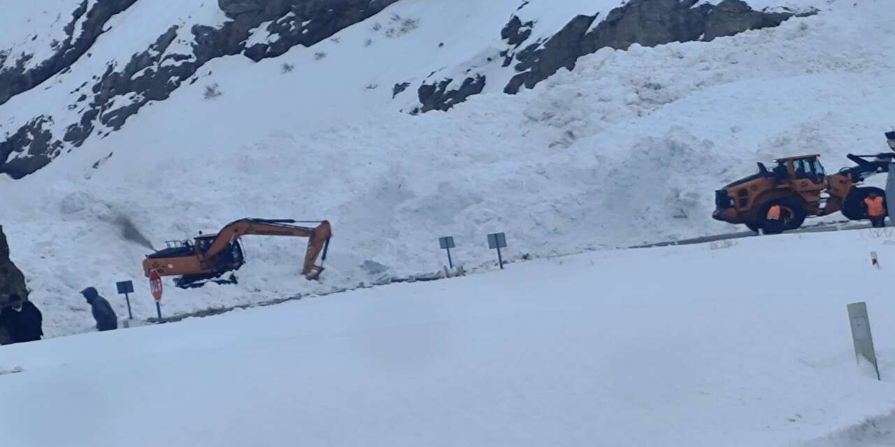 Hakkari-Van yolunda minibüs çığ altında iddiası