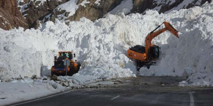 Hakkari-Van Karayolu saat 04'te ulaşıma açıldı