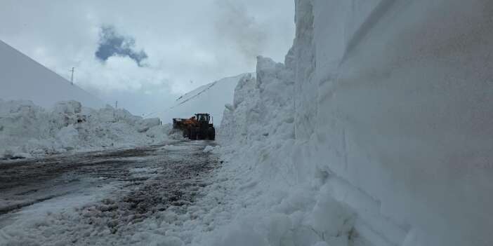 Karabet Geçidi'nde kar kalınlığı, 3 metre 91 santimetreye ulaştı