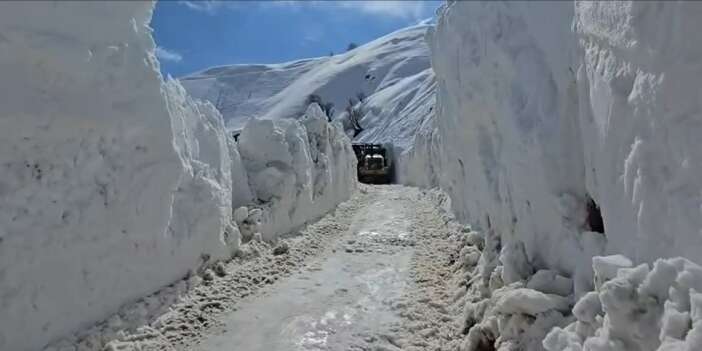 Yüksekova Aktoprak yolundaki çığ temizlendi